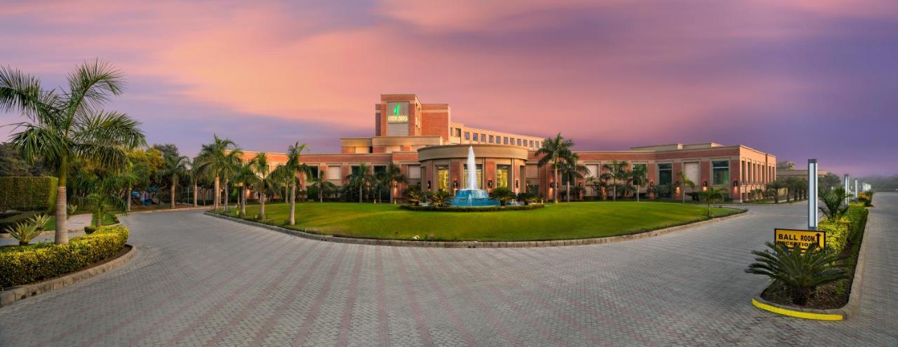 Aveda Hotel - Ludhiana ลูดิฮานา ภายนอก รูปภาพ